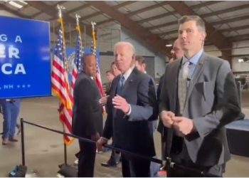 Bidens DOJ kündigt an, dass es gegen das Maskenmandatsurteil vom Montag Berufung einlegen wird, WENN CDC beschließt, das Mandat beizubehalten – NUR STUNDEN, nachdem Joe Biden gesagt hat, dass „es an Einzelpersonen liegt“, sie zu tragen