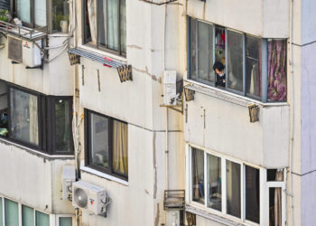 Die USA fordern nicht unbedingt benötigtes diplomatisches Personal auf, Shanghai zu verlassen, während sich die Sperrungen hinziehen