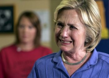 Die krumme Hillary fordert das Gericht auf, Trumps Klage wegen angeblicher geheimer Absprachen mit Russland #LockHerUp abzuweisen