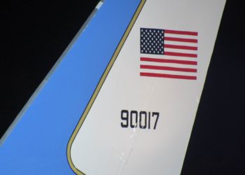 Der „Reporter“ der New York Times wird von einem satirischen Beitrag über niesende Flugbegleiter hinters Licht geführt, die sich über das Ende der Maskenpflicht freuen