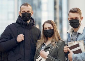 Maskenpflichten kehren auf College-Campus zurück, wo Studenten eine größere Chance haben, an einer Opioid-Überdosis, Selbstmord oder einem Sturz zu sterben