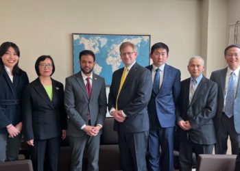 Der US-Botschafter für Religionsfreiheit trifft sich mit Vertretern der Religionsgruppe Falun Gong