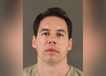 Arzt, der beschuldigt wird, Patienten zu einer Überdosierung von Fentanyl gezwungen zu haben, von allen Anklagepunkten freigesprochen