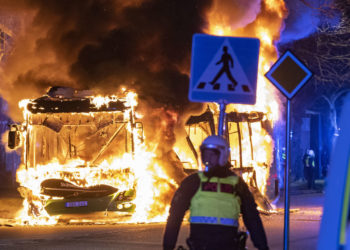 Ausschreitungen in Schweden gehen weiter – Randalierer zünden Bus an
