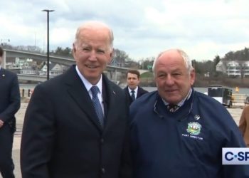 Biden räumt Niederlage ein, nachdem Trumps Richter sein Maskenmandat aufgehoben hat, sagt, es liegt an den Amerikanern, ob sie in Flugzeugen Masken tragen wollen