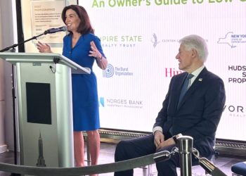 Bill Clinton erwischte Kathy Hochul bei einer Pressekonferenz zur Förderung klimafreundlicher Gebäude