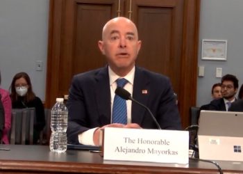 DHS-Chef Mayorkas behauptet absurderweise: „Wir haben Bidens Grenzkrise effektiv bewältigt“ – während Millionen von Illegalen über die Grenze strömen (VIDEO)