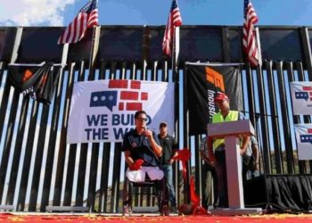 Der dreifach Amputierte und Veteran Brian Kolfage baute mehr Grenzmauern als Biden und Obama zusammen – also schleppten ihn die Demokraten durch seinen Hof im Regen und beschuldigten ihn des Betrugs und versuchten, ihn zu zerstören