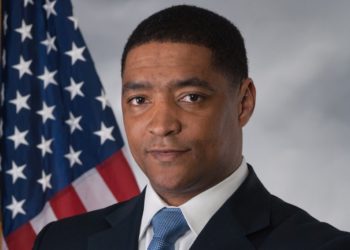 Der leitende Biden-Berater Cedric Richmond verlässt das Weiße Haus als Bidens Umfragekrater