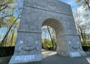 Ehrenmal in Treptow erneut geschändet – Russische Botschaft protestiert