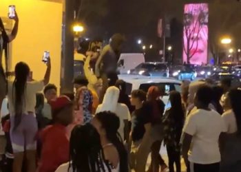 Eine weitere Nacht in Chicago – 300 Jugendliche versammeln sich im Loop und im Millennium Park – Mehr als ein Dutzend inhaftiert – Vier in Krankenhäuser eingeliefert