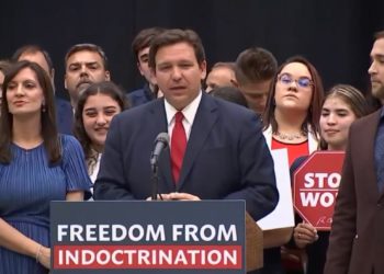 Gouverneur Ron DeSantis unterzeichnet Gesetzentwurf zum Verbot kritischer Rassentheorie in Schulen und am Arbeitsplatz – Demokraten reichen Klage ein