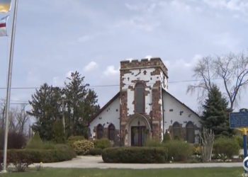 HORROR: 73-jährige ehemalige Nonne beim Kleiderspenden mit dem Auto entführt und auf dem Parkplatz der Kirche überfahren