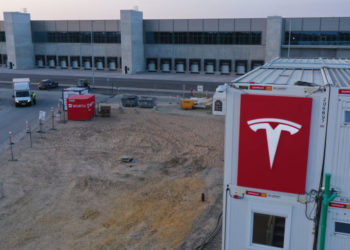 Hitzige Diskussionen in Brandenburg um Tesla-Betriebsunfall mit wassergefährdender Flüssigkeit