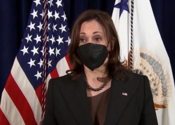 JUST IN: Vollständig geimpft und *doppelt aufgeladen* Kamala Harris testet positiv auf Covid-19 und geht in Isolation