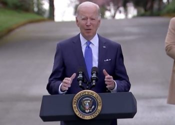 Joe Biden prahlt damit, eine 68er Corvette zu besitzen, als er den Amerikanern sagt, sie sollen Elektrofahrzeuge fahren (VIDEO)