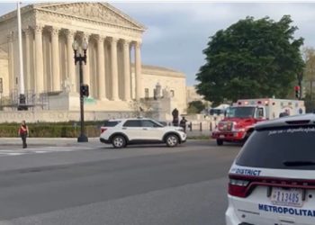 Mann zündet sich vor dem Obersten Gericht an