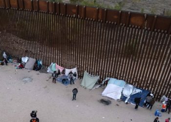 Mexikanerin stirbt an Asphyxie, als sie die Grenzmauer erklimmt, nachdem sie kopfüber stecken geblieben ist