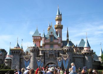PROBLEME BEI ​​DISNEY: Die konservative AARP-Alternative AMAC „überwältigt“ Disney-Führungskräfte mit Zehntausenden von Telefonanrufen und E-Mails