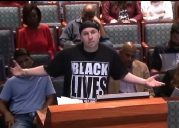 UHR: Comedian Trolls Texas City Council Meeting – fordert satirisch Reparationen und schlägt Schulgesetz und Richtlinien zu Ehren von George Floyd vor