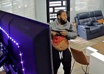 Verdächtiger eines bewaffneten Raubüberfalls ändert seine Meinung und verlässt das Autohaus in Houston, nachdem er festgestellt hat, dass der Mitarbeiter auch eine Waffe hatte (VIDEO)