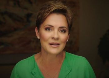 Von Trump unterstützter AZ-Gouverneurskandidat Kari Lake über die Sicherung der Südgrenze: „Als Gouverneur werde ich keine Befehle von Joe Biden entgegennehmen, er ist unehelich.  Diese Wahl war eine Täuschung“ (VIDEO)