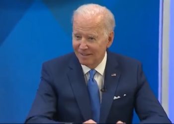 „Sie stellen nie relevante Fragen“ – Joe Biden am heißen Mikrofon erwischt, als Handler Reporter verscheuchen (VIDEO)