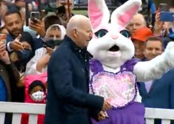 „Wir haben einen Präsidenten, der Luft schüttelt und Befehle vom Osterhasen entgegennimmt.“  – Präsident Trump über Biden (VIDEO)