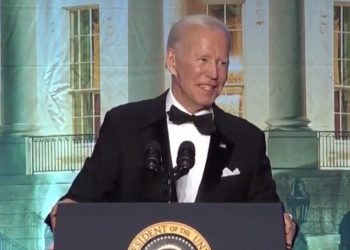 Joe Biden nennt Trump beim Korrespondenten-Dinner des Weißen Hauses (VIDEO) „eine schreckliche Seuche“