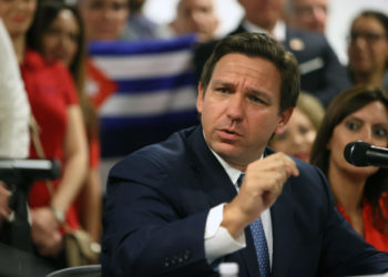 Der Gouverneur von Florida, DeSantis, beschuldigt Disney, trotz „Gräueltaten“ nach China zu fliegen