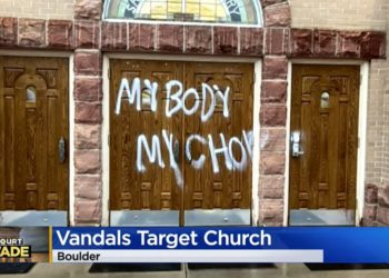 Gottlose Linke zerstören katholische Kirche in Boulder mit Pro-Abtreibungs-Graffiti