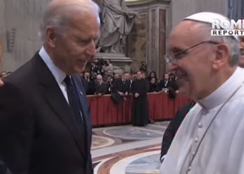 Der rote Papst Franziskus schließt sich den Demokraten an, um mehr Waffenkontrolle zu fordern