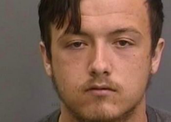 18-jähriger Mann aus Florida verhaftet, weil er ein Foto mit Waffen mit der Überschrift „Hey Siri, Wegbeschreibung zur nächsten Schule“ gepostet hat