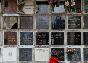 Aktion für Selenskij in Paris: Aktivisten kleben Sprechblasen auf Grabsteine von Berühmtheiten