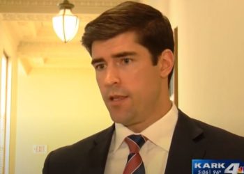 Amerikas erster Senatskandidat Jake Bequette gibt nicht nach – verklagt den Außenminister von Arkansas wegen falscher Nennung seines Namens auf Stimmzetteln