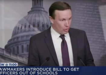 BLUT AN IHREN HÄNDEN: Demokraten führten ein Gesetz ein, um die Polizei von den Schulen zu holen – trotz geschlachteter Kinder (VIDEO)