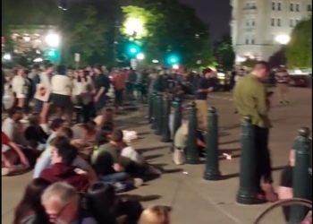 Bernie Sanders fordert den Senat auf, Filibuster zu beenden und Gesetze zu verabschieden, die Roe v Wade kodifizieren