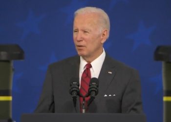 Biden Brain Freeze: „Bevor Russland angegriffen hat, haben wir dafür gesorgt, dass Russland Wurfspeere und andere Waffen hat“ (VIDEO)