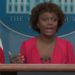 Biden Spox Karine Jean-Pierre: „Ich bin eine schwarze, schwule Immigrantin – die erste von allen dreien, die diese Position innehat“ (VIDEO)