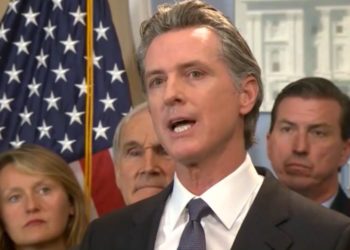 CA-Gouverneur Newsom schlägt auf Gouverneur Abbott wegen Schießerei in Texas ein und kündigt Plan an, bis zum nächsten Monat ein Dutzend Waffenkontrollgesetze zu unterzeichnen (VIDEO)