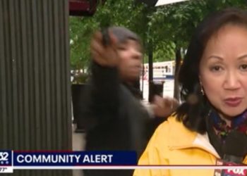 Chicago von Lori Lightfoot: Mann richtet Waffe auf Fox-Reporter während Live-Übertragung (VIDEO)