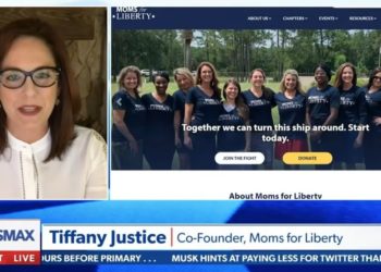 Chris Wrays FBI belästigte Mutter, weil sie sich bei der Schulratssitzung zu Wort gemeldet hatte