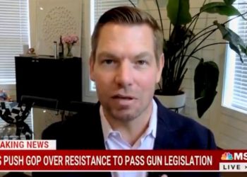 Demokratischer Abgeordneter Eric Swalwell sagt, Republikaner erleichtern Massenschießereien „by design“ (VIDEO)