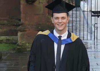 Der 26-jährige Absolvent starb weniger als zwei Wochen nach Erhalt des Covid-Schusses an Blutgerinnseln in seinem Gehirn – die Untersuchung sagt, die Mitarbeiter hätten ihm „versichert“, dass keine Risiken bestehen