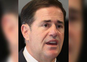 Der Gouverneur von Arizona, Doug Ducey, beginnt, illegale Ausländer mit Bussen nach Washington DC zu bringen