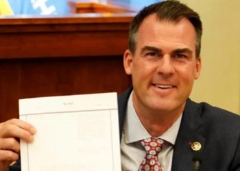 Der Gouverneur von Oklahoma unterzeichnet ein Gesetz, das fast alle Abtreibungen verbietet