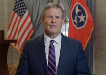 Der Gouverneur von Tennessee, Bill Lee, unterzeichnet ein Gesetz zur Kriminalisierung von Abtreibungsmedikamenten per Post