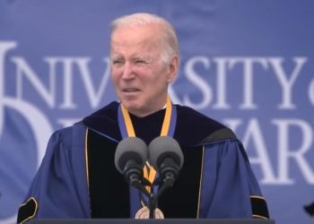 Der ekelhafte Lügner Joe Biden behauptet, Trump-Anhänger hätten am 6. Januar während seiner Antrittsrede an der Universität von Delaware Polizisten getötet – EINE VOLLSTÄNDIGE LÜGE