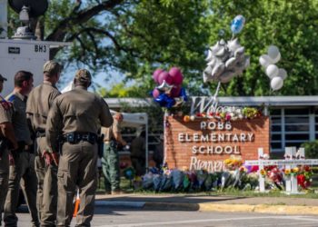 Die Uvalde-Rob-Grundschule war aufgrund von Schüssen in der Gegend abgeriegelt – Angekündigte Schüler und Mitarbeiter waren in Sicherheit, bis der Lehrer die Tür öffnete