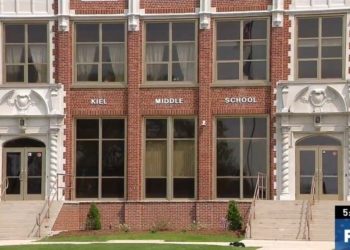 Drei Jungen der Mittelschule aus Wisconsin wurden mit einer Beschwerde wegen sexueller Belästigung nach Titel IX getroffen, weil sie nicht-binäre Klassenkameraden mit falschen Pronomen angerufen hatten